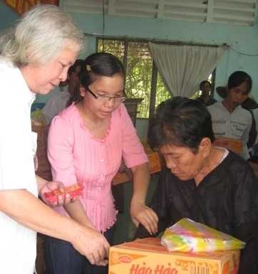 Giving Tet gifts to the poor