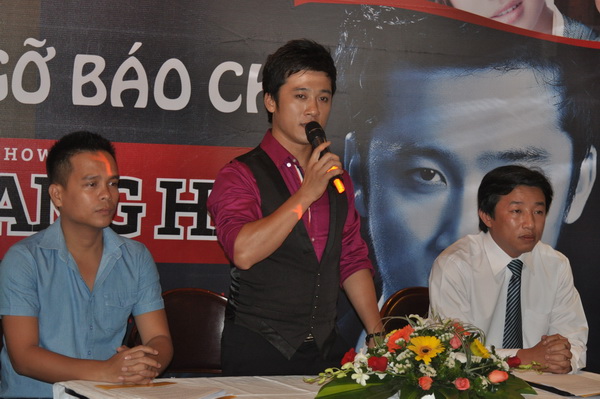 Đại diện nhãn hàng Hảo Hảo ông Lê Văn Hùng trong buổi họp báo liveshow Quang Hào Về với mái nhà 