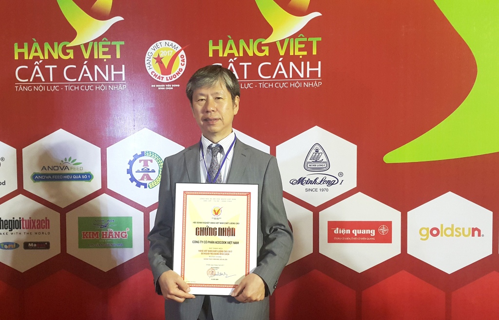 Ông Kato Kazuo - Giám đốc Khối Marketing đại diện Acecook Việt Nam nhận chứng nhận HVNCLC 2017
