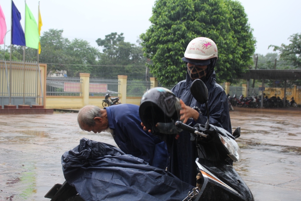 Trời đổ mưa, nhiều bà con vẫn tiếp tục “đội mưa” đến để được khám bệnh