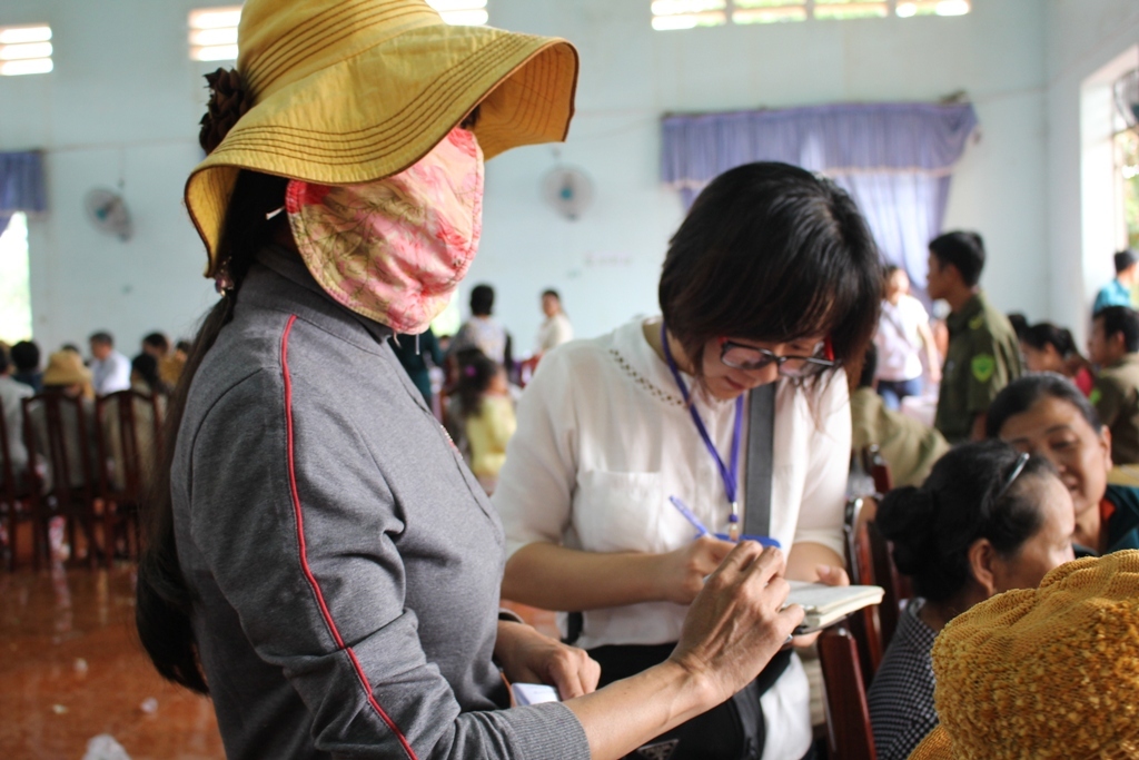 Qua thăm khám, chị Nguyễn Thị Bê (nón vàng) được chẩn đoán nghi ung thư vú, cần làm xét nghiệm và điều trị ngay