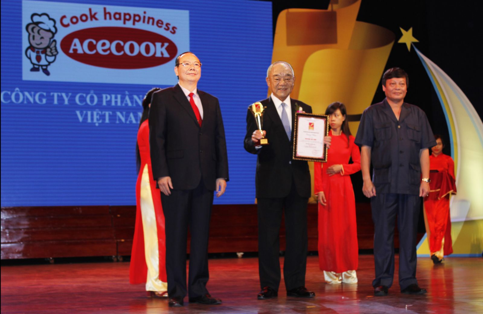 Ông Kajiwara Junichi – Tổng Giám Đốc Công ty CP Acecook Việt Nam nhận giải thưởng Top 10 sản phẩm, dịch vụ tốt nhất Việt Nam 2015