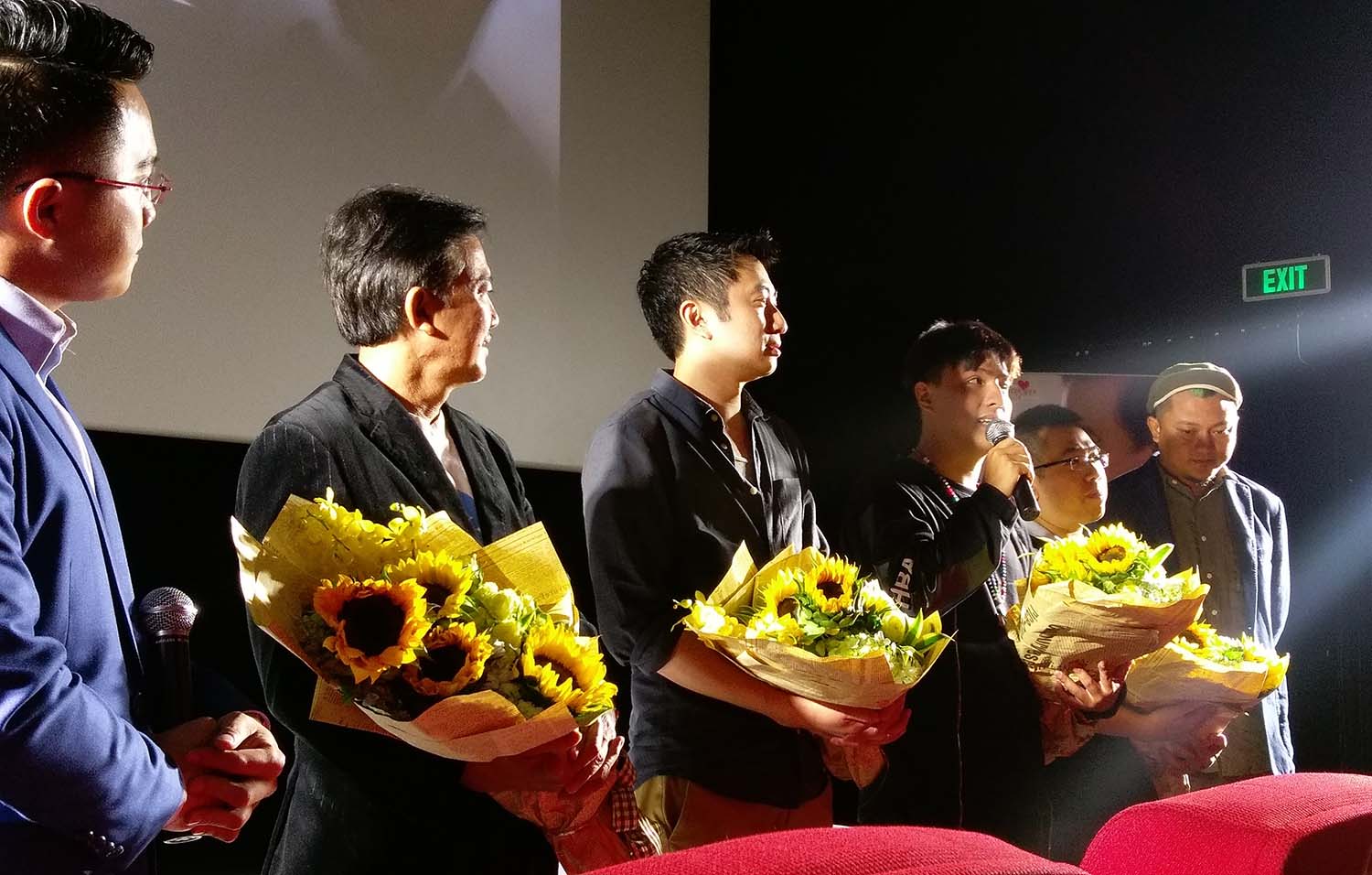 (Production and cast team of the movie in the press conference)