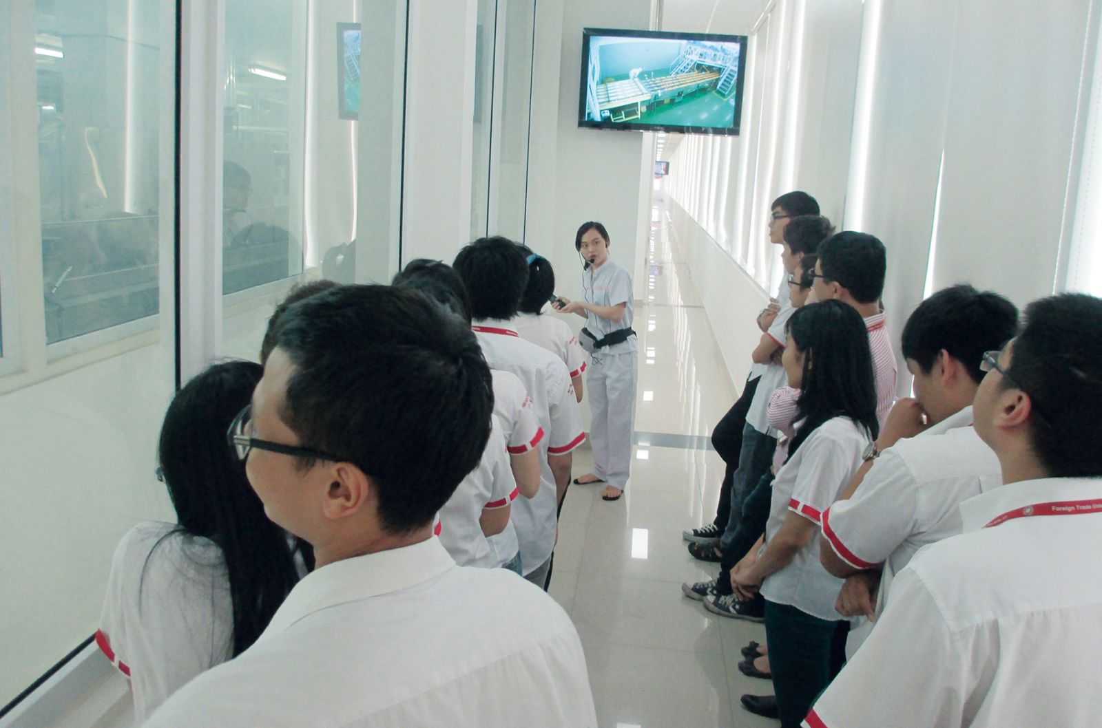 Employee of Acecook Vietnam introduced about the instant noodle production procedure for the student group