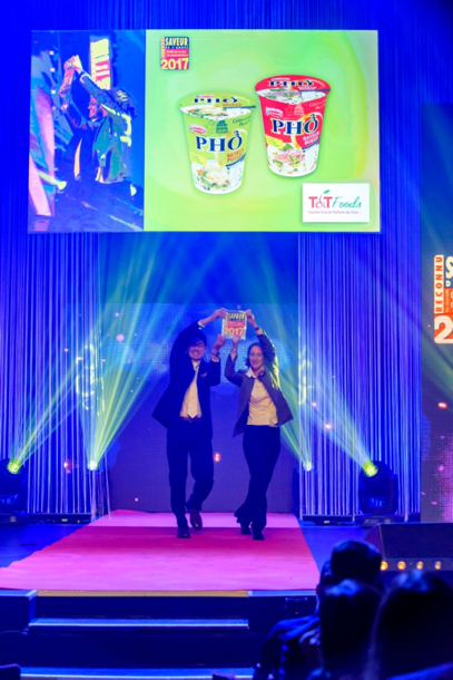 Trong lễ trao giải, Bà Claire GRIGEOIS – Product Manager của T&T Foods và Mr Chikazawa - công ty Acecook Việt Nam đại diện cho T&T lên sân khấu nhận giải.