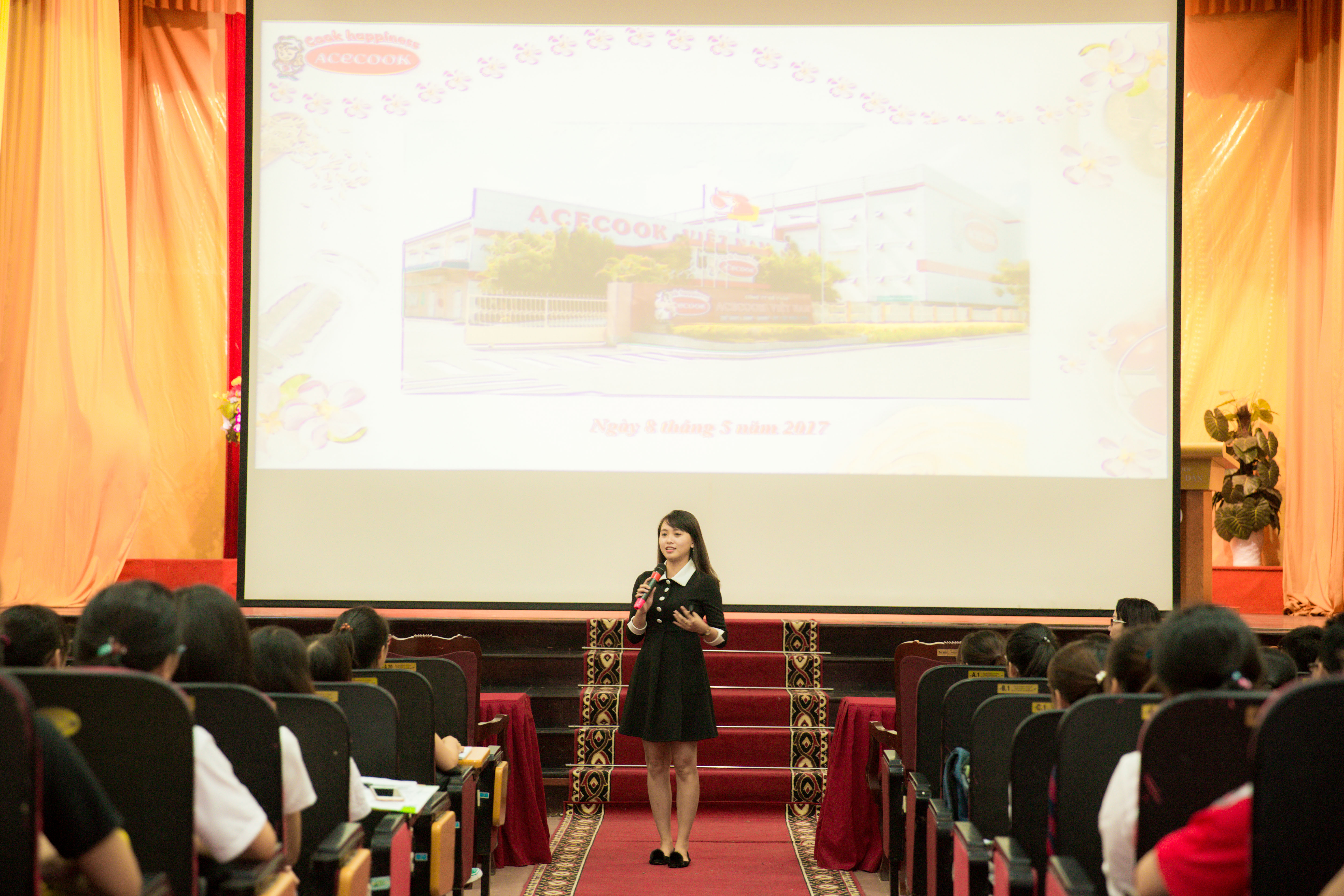 Chị Trương Ái My - đại diện phòng Marketing chia sẻ những thông tin về chương trình học bổng Acecook Việt Nam và Công ty Cổ phần Acecook Việt Nam.