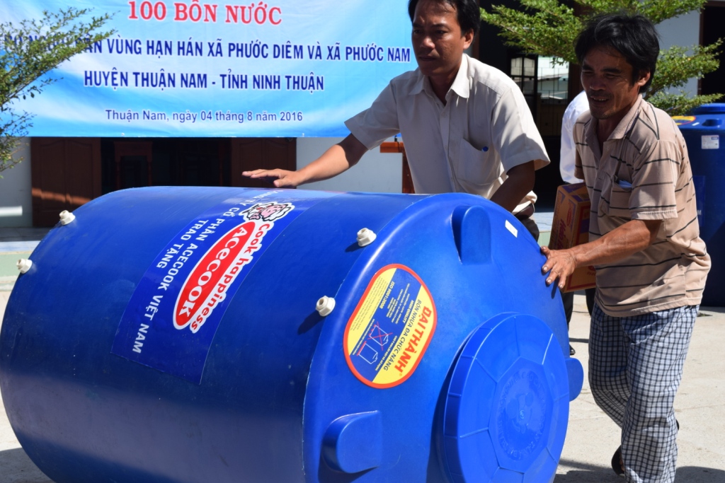 84 hộ dân thôn Lạc Tân – thôn Thương Diêm, xã Phước Diêm nhận bồn nước từ Acecook Việt Nam