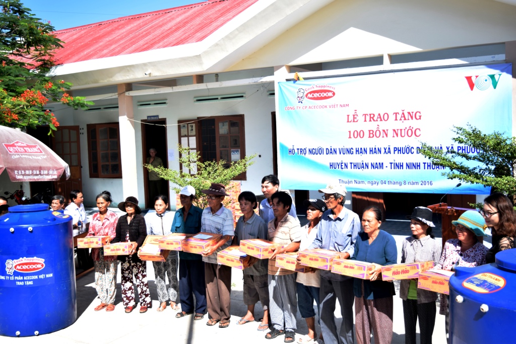 84 hộ dân thôn Lạc Tân – thôn Thương Diêm, xã Phước Diêm nhận bồn nước từ Acecook Việt Nam