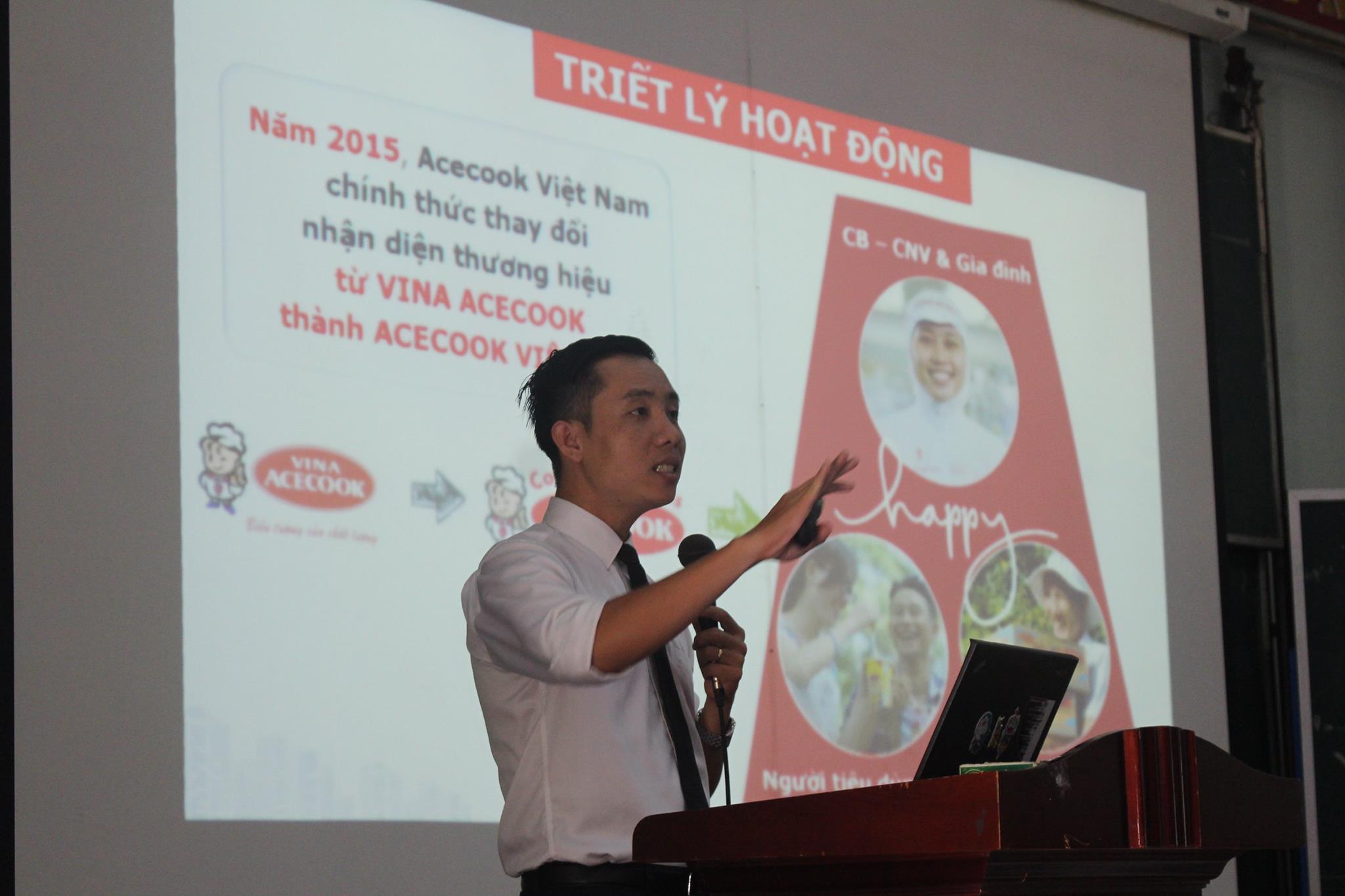 Anh Nguyễn Thành Hưng - Đại diện Acecook Việt Nam trả lời thắc mắc của sinh viên.