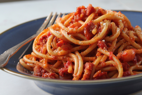 Among pasta dishes, spaghetti is the most famous dish outside of Italian territory. Photo: Omamamia.