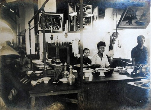 Trong một tiệm ăn ở gần chợ Gò Vấp năm 1920. Ảnh: TL