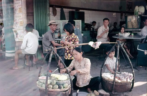 Đôi quang gánh bán đồ ăn vặt ở Sài Gòn. (Ảnh: TL)