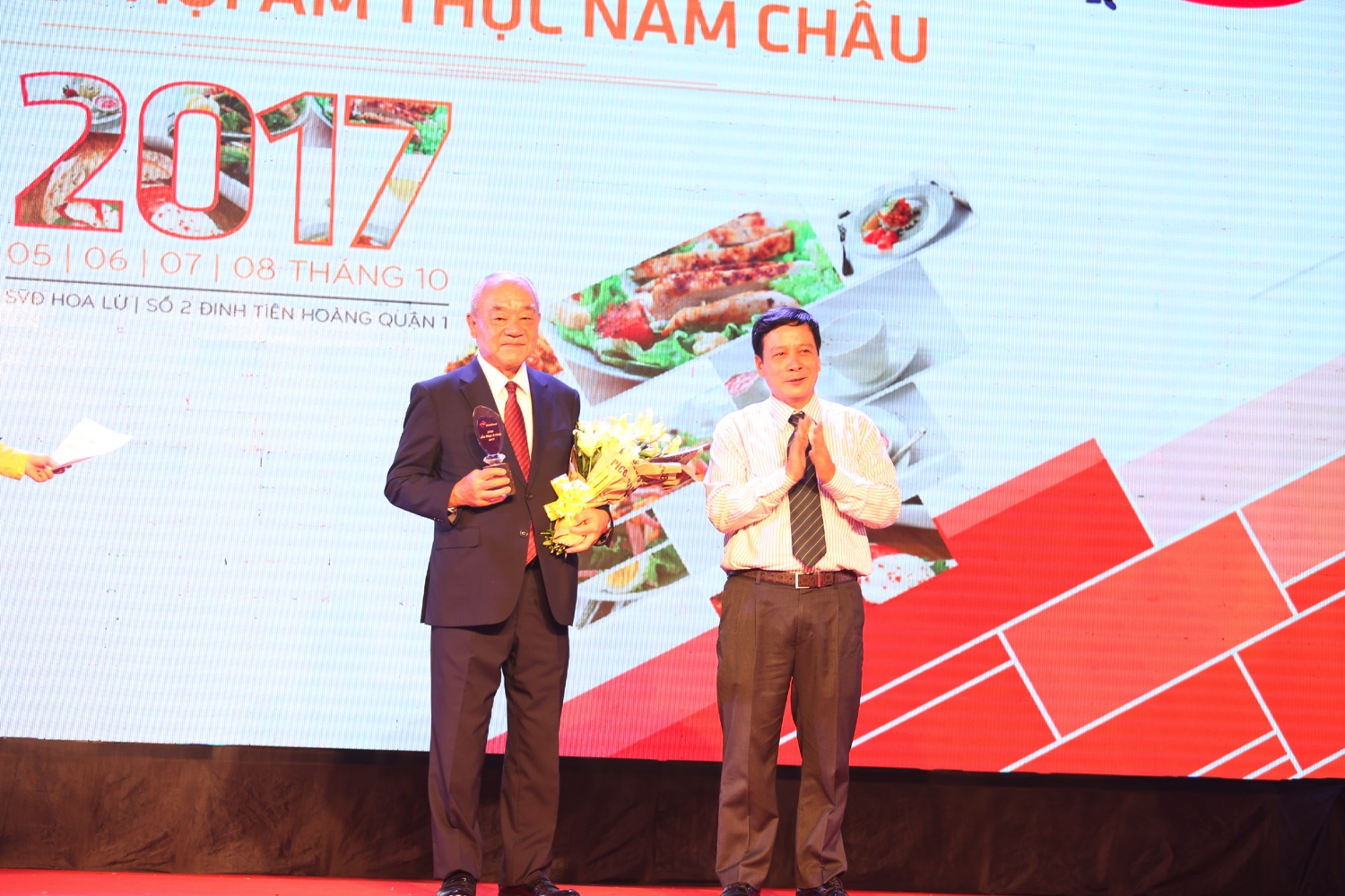 (Tổng Giám Đốc công ty Acecook Việt Nam – Mr.Kajiwara nhận hoa và cúp lưu niệm từ Ban tổ chức)