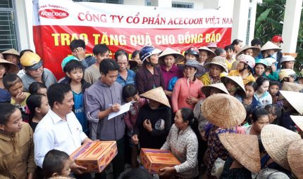 2,000 boxes of Hao Hao instant noodles of Acecook Vietnam have come to the people in central provinces affected by storm no. 12