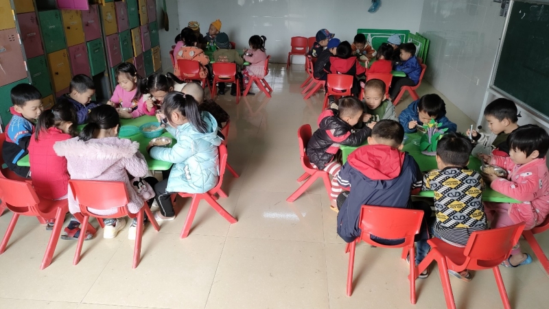 Trẻ em Trường mầm non Đoàn Kết, xã Đoàn kết, huyện Tràng Định, tỉnh Lạng Sơn đang ăn mì từ chương trình “Gói mì hạnh phúc”.
