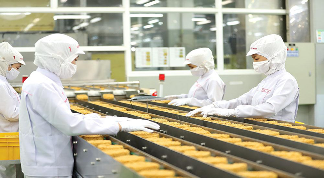 Dây chuyền sản xuất hiện đại giúp Acecook Việt Nam làm ra những sản phẩm “công nghệ Nhật Bản, hương vị Việt Nam”.