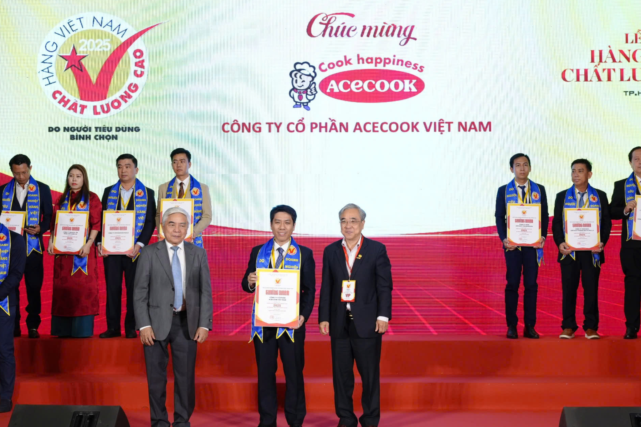Đại diện Acecook Việt Nam nhận Danh hiệu Hàng Việt Nam Chất Lượng Cao lần thứ 29 liên tiếp tại buổi lễ