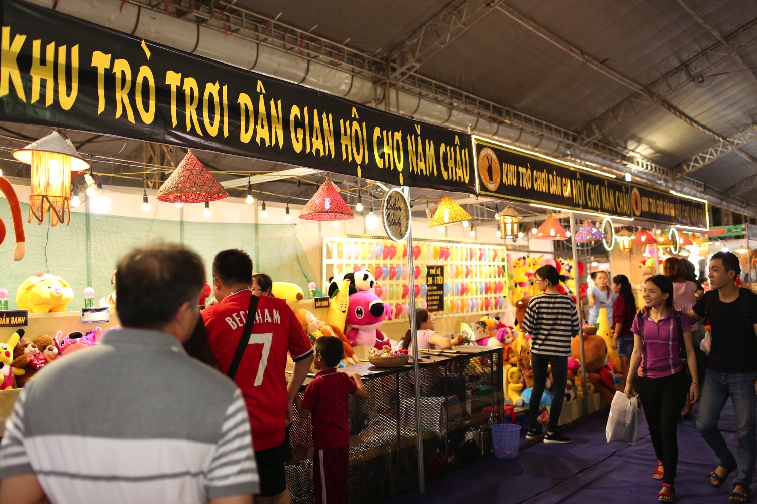 (Các gian hàng ẩm thực và trò chơi dân gian trong lễ hội)