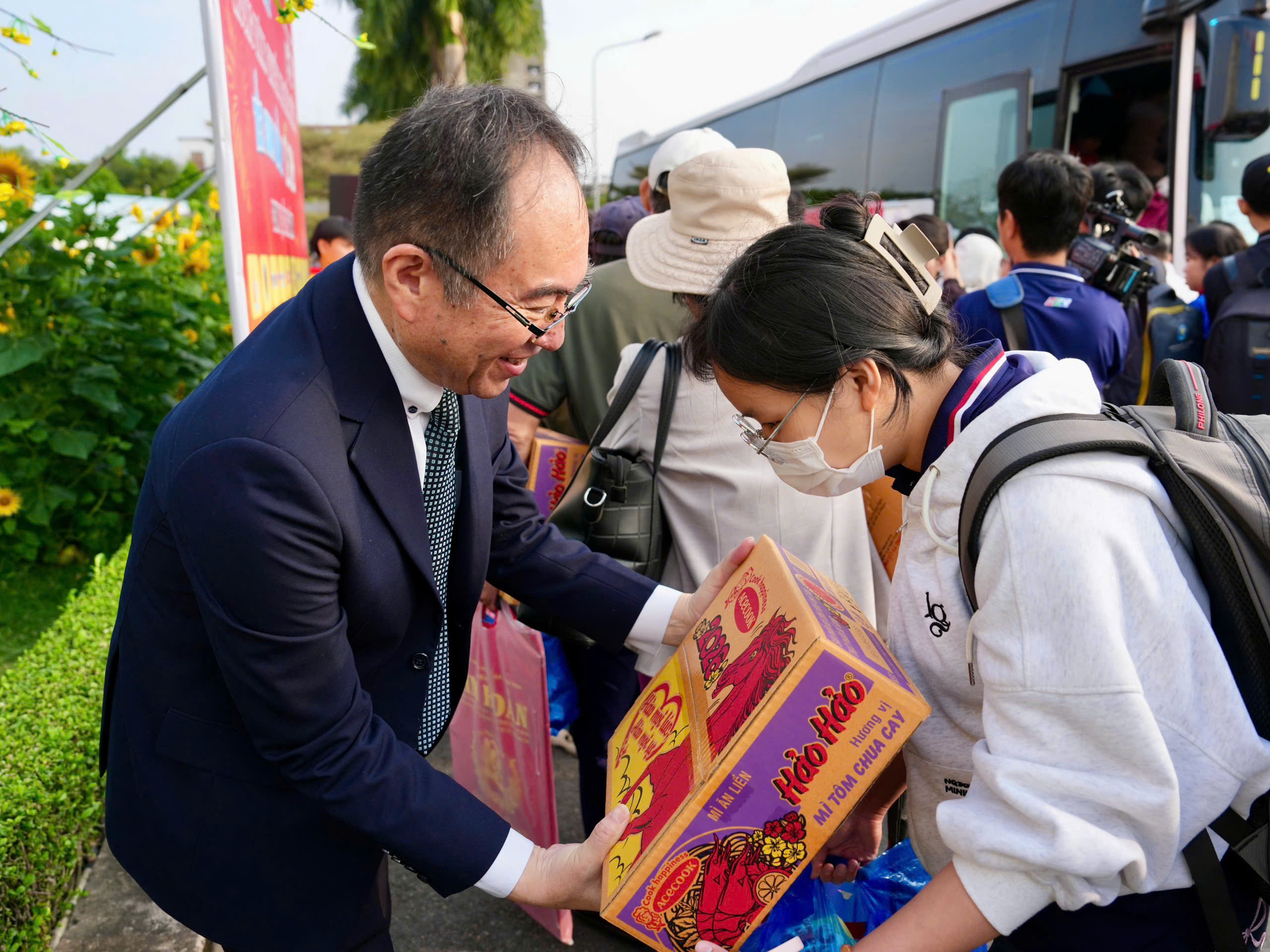 Acecook Việt Nam đồng hành cùng chuyến xe Tết sum vầy 2026, đưa 2.000 sinh viên và người lao động khó khăn về quê đón Tết